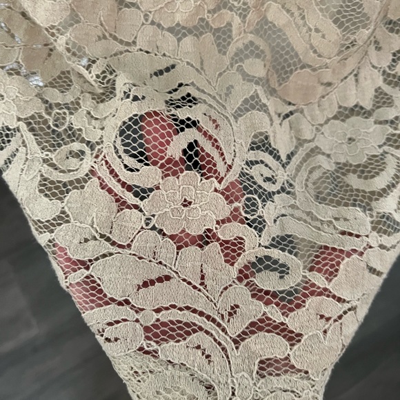 Lacy dress by Vera Wang - Picture 3 of 6